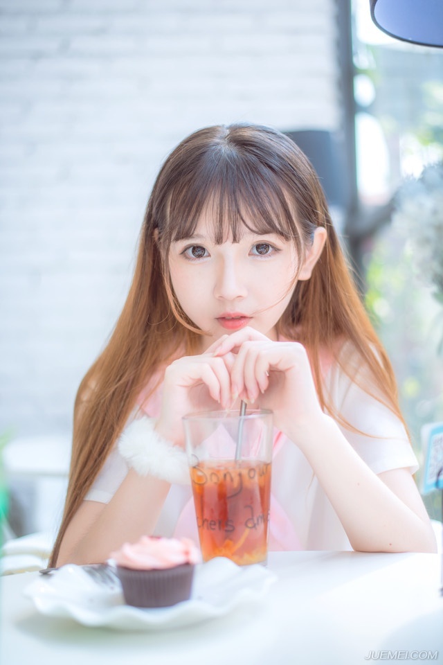 本已经闭目待死的伏德闻言不禁微微一怔，下意识的点点头。